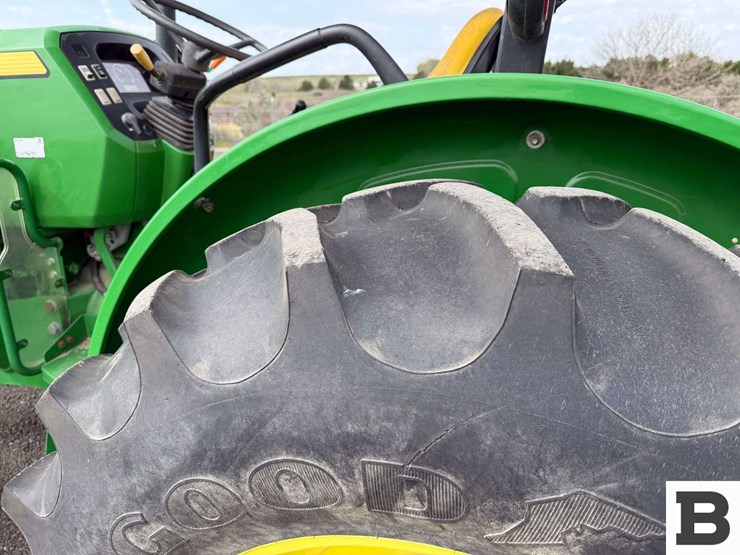 2015-john-deere-5075e-image-30