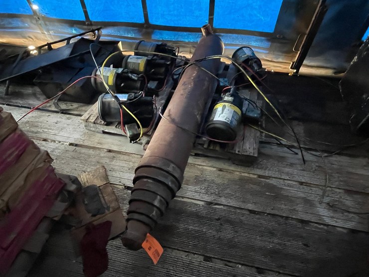#10399-•-dump-truck-hydraulic-cylinder-image-1