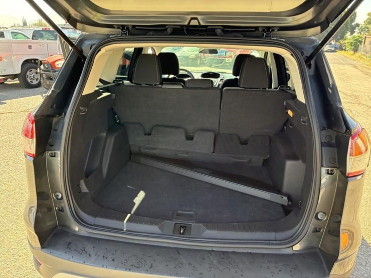 2015-ford-escape-se-image-11