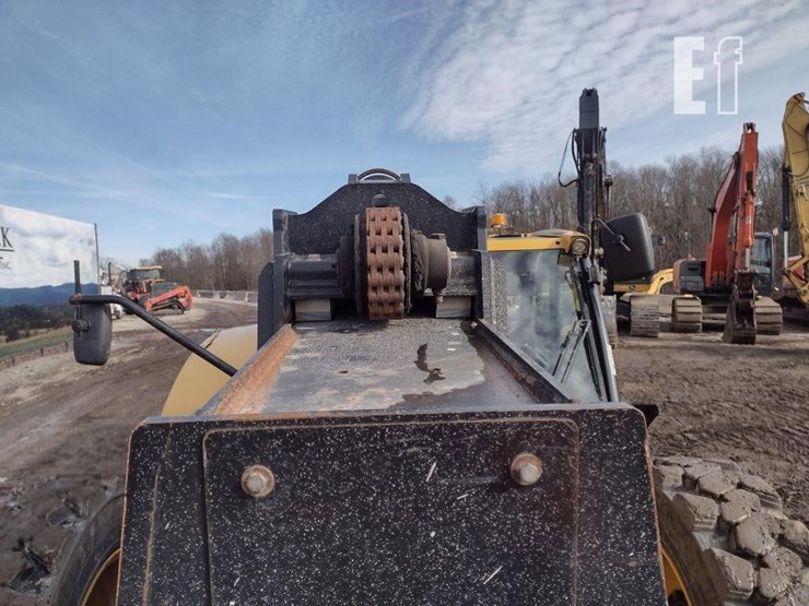 2019-caterpillar-tl1055d-image-16