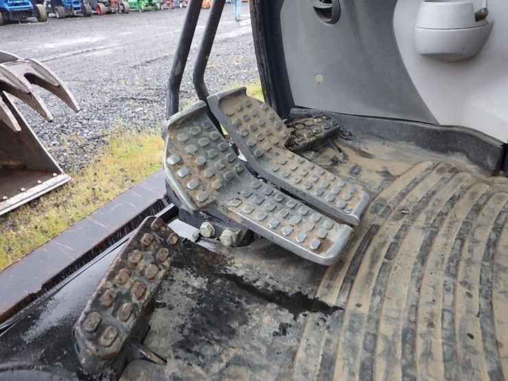 deere-135g-image-32