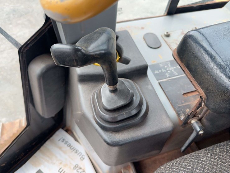 2004-caterpillar-d4g-xl-image-30