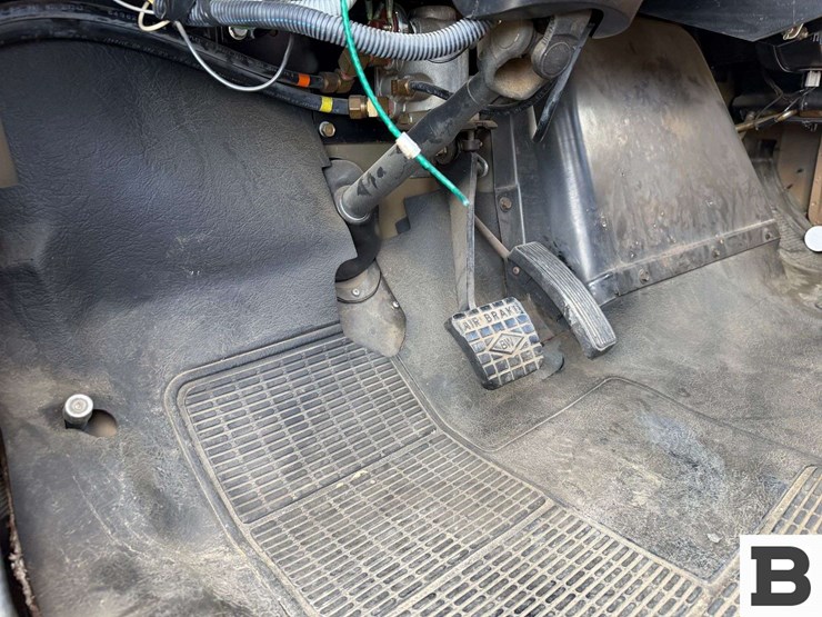 1985-international-1854-flatbed-truck-image-45