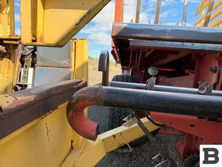 new-holland-1085-image-16