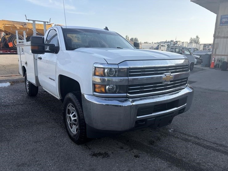 2016-chevrolet-silverado-2500-image-2