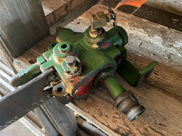 #10442-•-single-hydraulic-valve-image-3