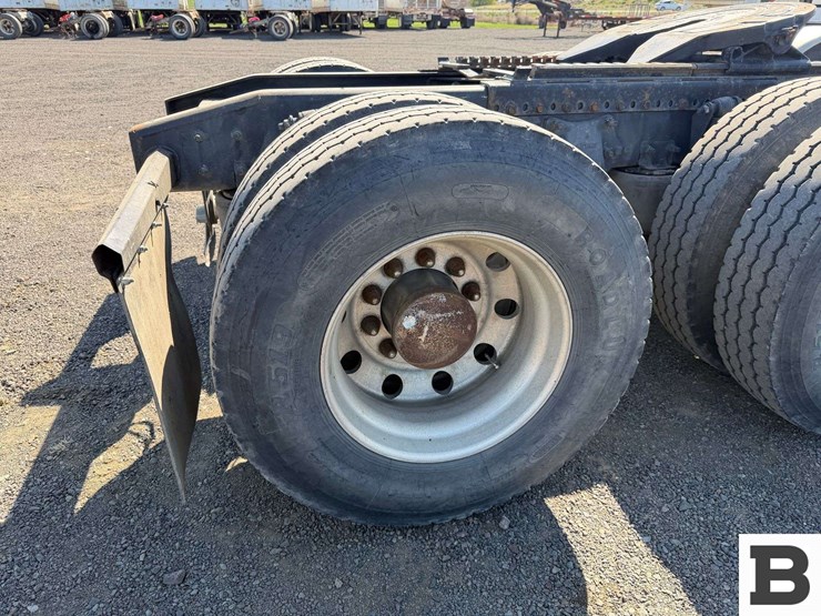 2012-freightliner-coronado-sd-tractor-truck-image-37