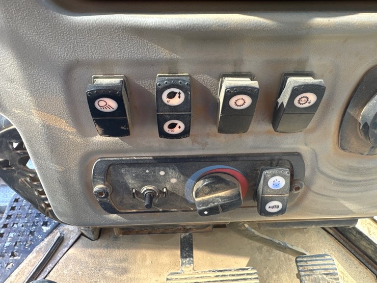 2013-caterpillar-d6n-lgp-image-13