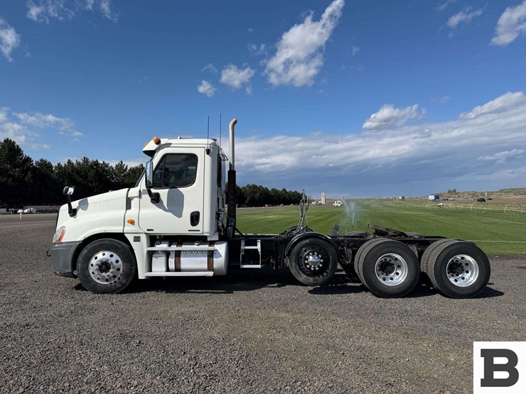 2012-freightliner-cascadia-125-image-2