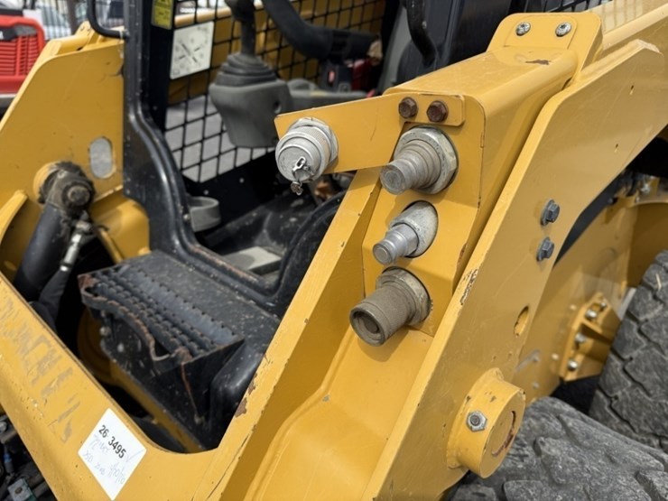 2017-caterpillar-226d-image-12