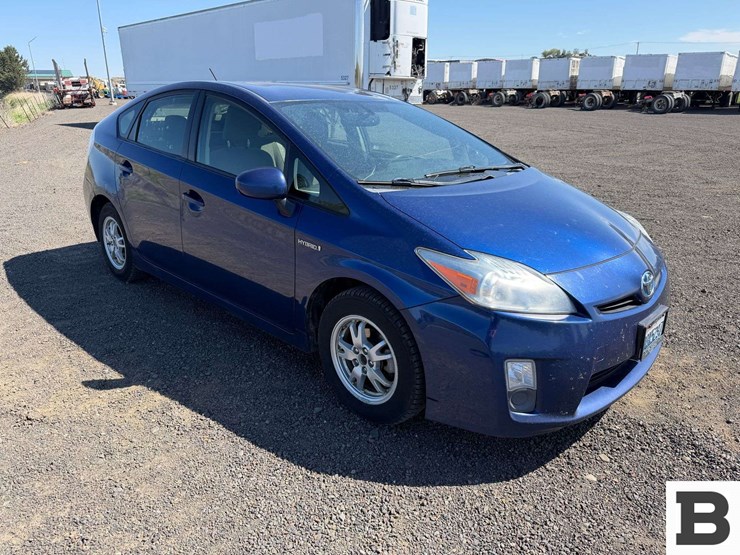 2011-toyota-prius-hatchback-image-7