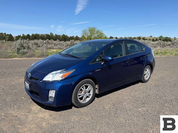2011-toyota-prius-hatchback-image-1