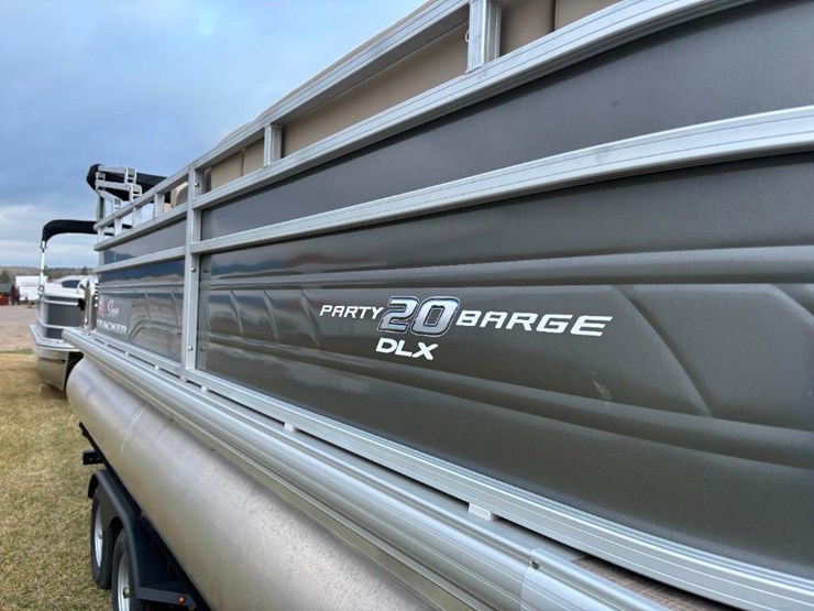 2024-sun-tracker-party-barge-20-pontoon-image-8