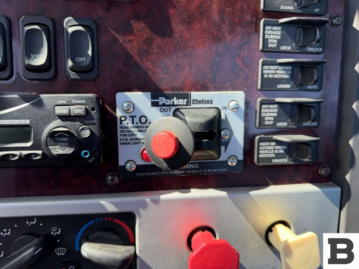 2012-freightliner-coronado-sd-tractor-truck-image-74