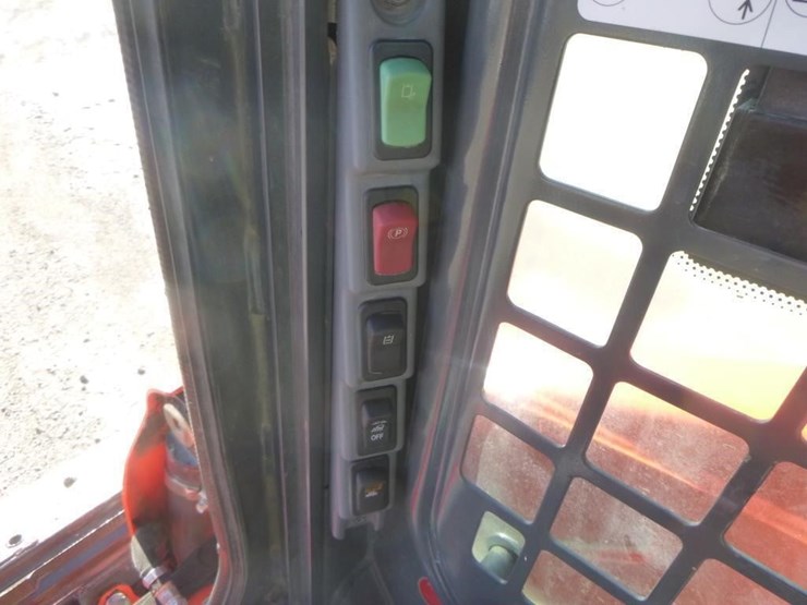 2020-kubota-ssv65-image-23