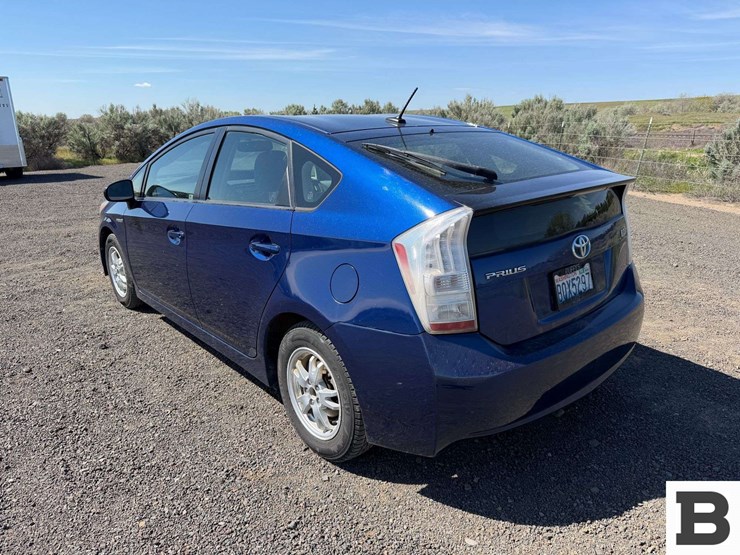 2011-toyota-prius-hatchback-image-3