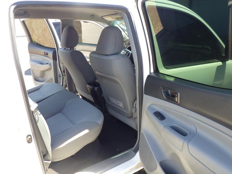 2015-toyota-tacoma-image-8