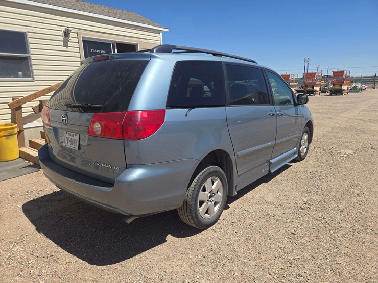 2006-toyota-sienna-le-wagon-4d-image-4