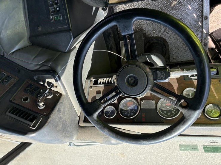 2009-peterbilt-320-image-12