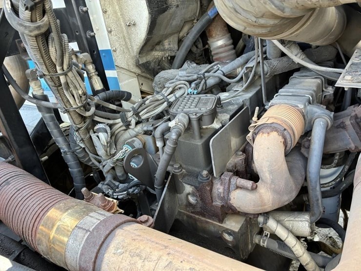 2009-peterbilt-320-image-8