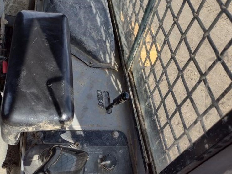 2005-deere-700h-xlt-image-10