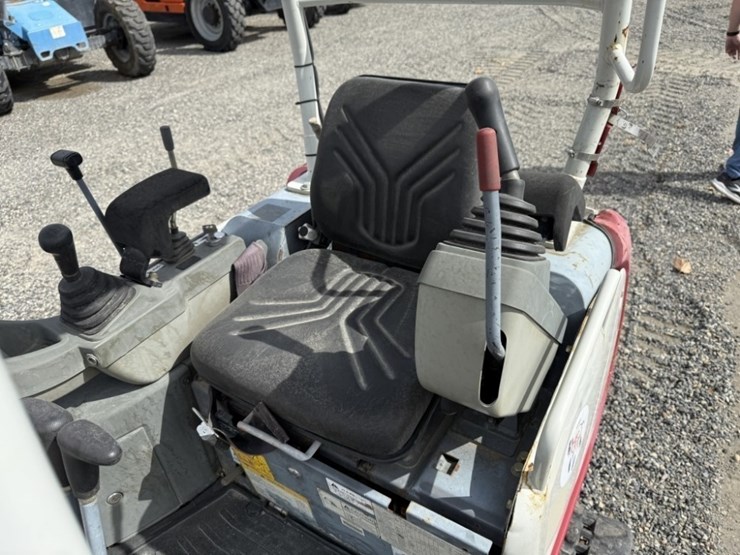 2017-takeuchi-tb216-image-33