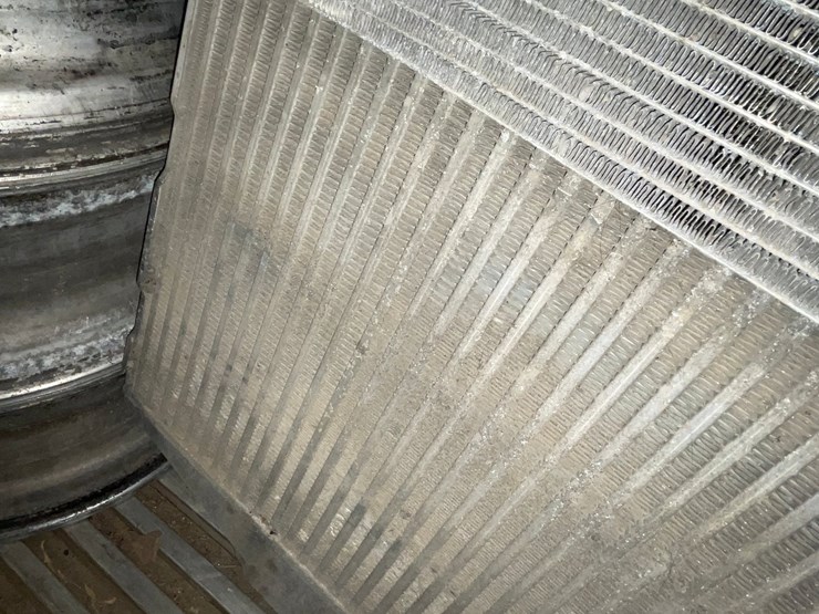 #10414-•-radiator-from-1999-volvo-vnl-truck-image-12