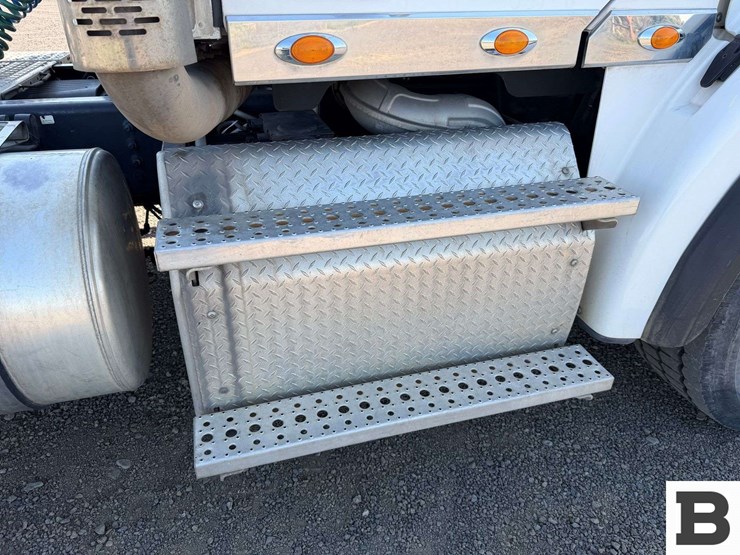 2012-freightliner-coronado-sd-tractor-truck-image-47