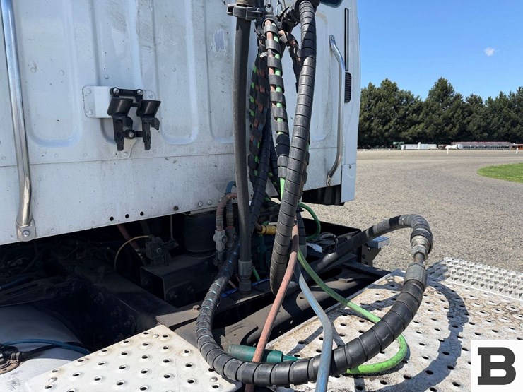 2016-freightliner-m2-bobtail-tractor-truck-image-15