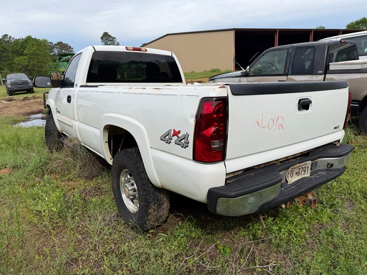 2004-chevrolet-silverado-2500-image-8