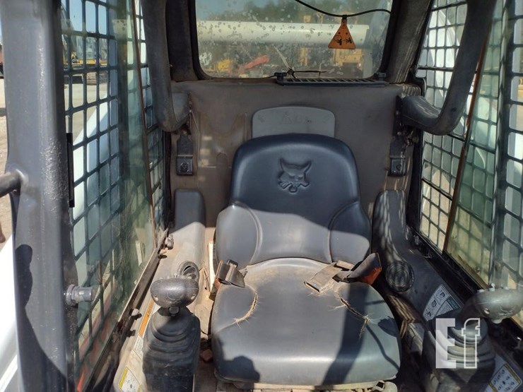2009-bobcat-t320-image-11