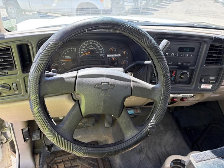 2004-chevrolet-silverado-2500hd-image-12