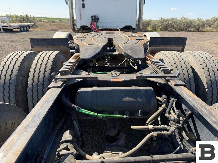 2012-freightliner-coronado-sd-tractor-truck-image-35