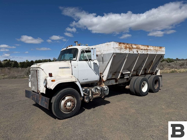 1977-international-fertilizer-truck-image-1