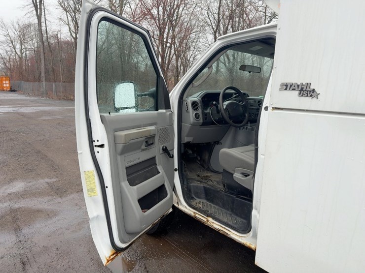 2011-ford-e350-image-16