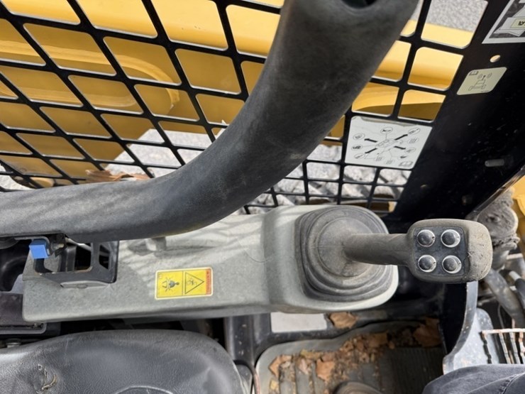 2017-caterpillar-226d-image-24