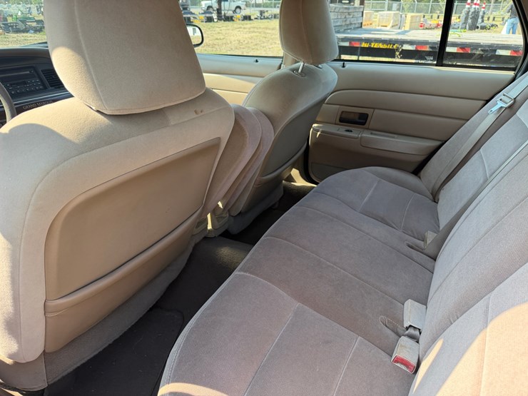 #553-•-#552-•-2004-ford-crown-victoria-image-12
