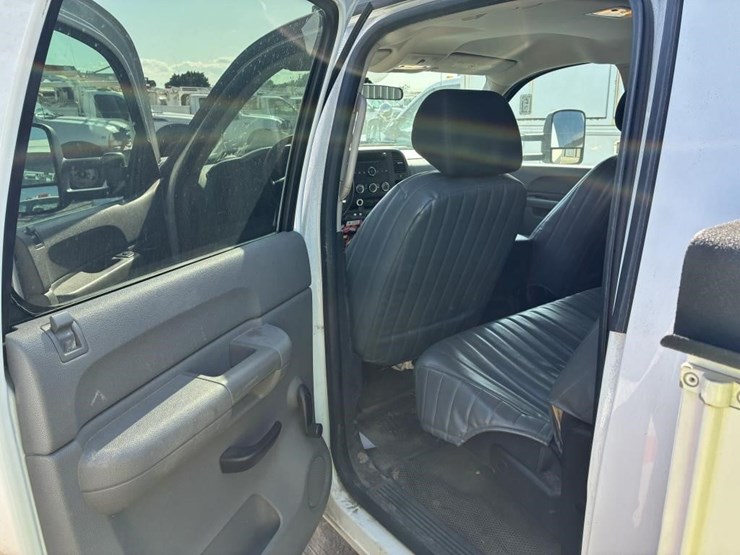 2012-chevrolet-silverado-3500-image-11