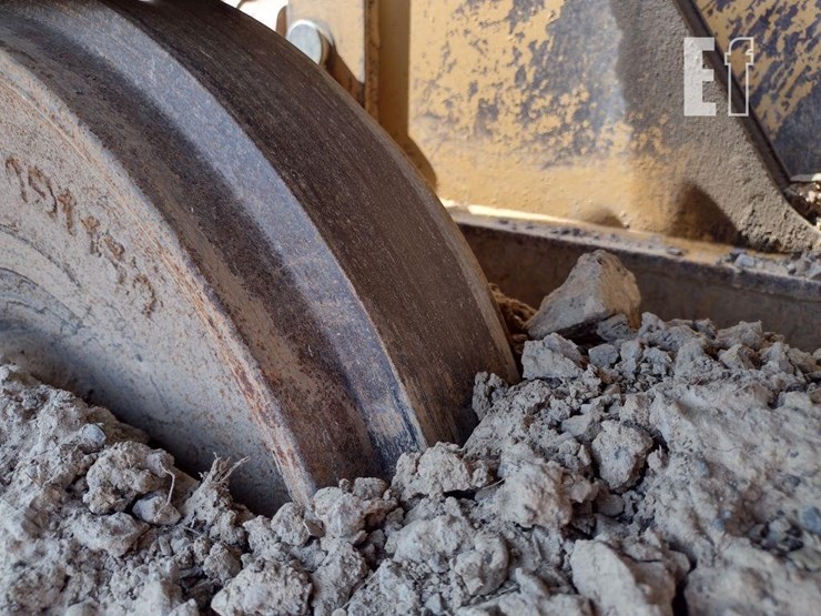 2005-deere-700h-xlt-image-17