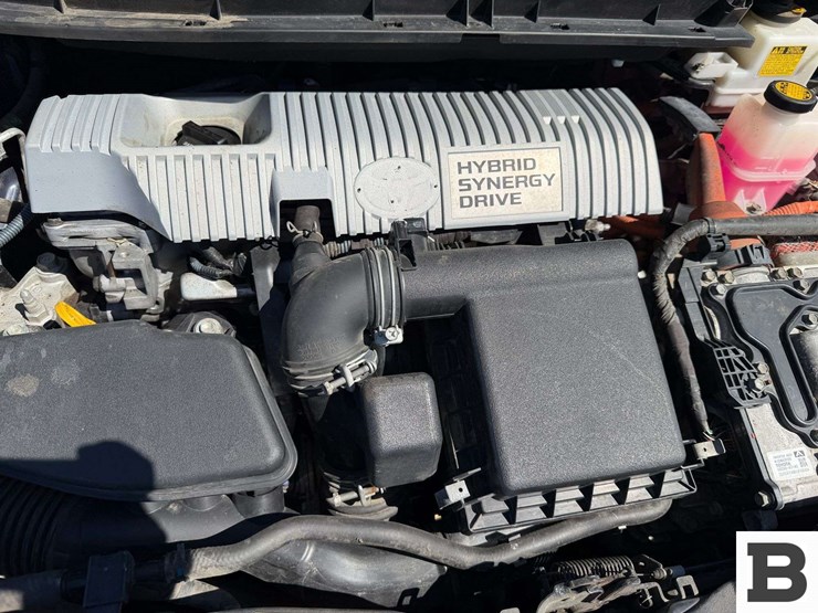 2011-toyota-prius-hatchback-image-32