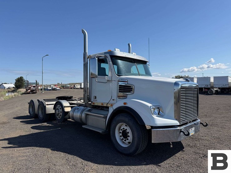 2012-freightliner-coronado-sd-tractor-truck-image-7
