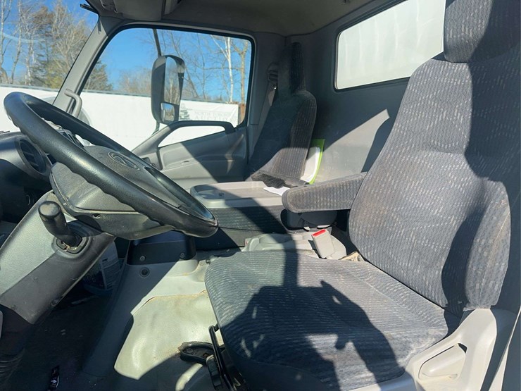 2020-hino-195-image-21