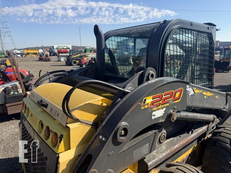 2018-new-holland-l220-image-15