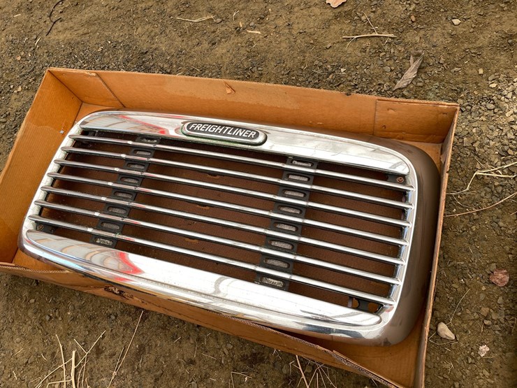 #10379-•-new-freightliner-chrome-grill-assembly-with-bug-shield-image-1