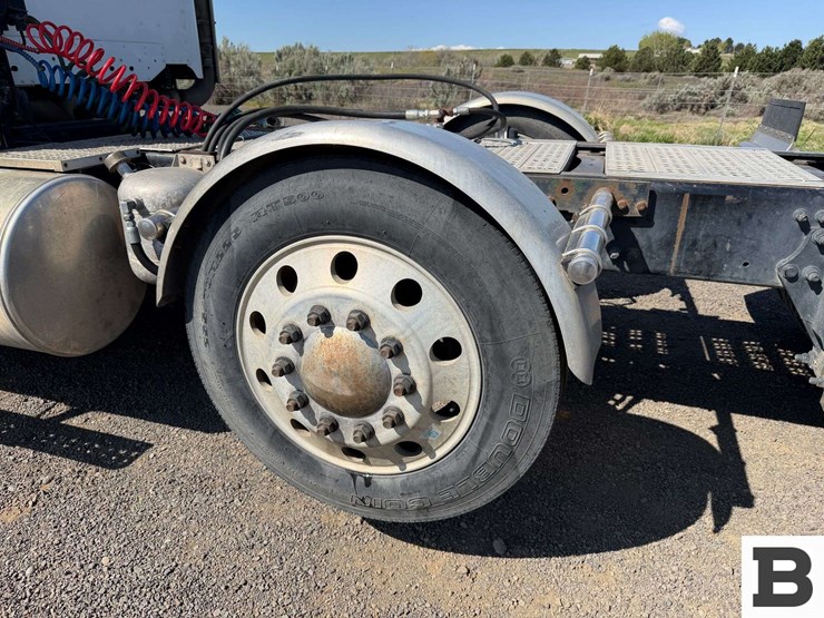 2012-freightliner-coronado-sd-tractor-truck-image-20