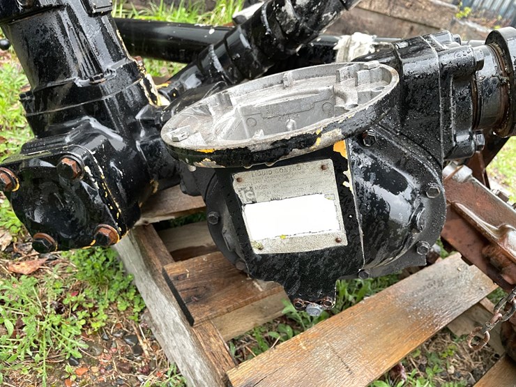 #10364-•-fuel-pump-off-of-semi-tractor-image-9