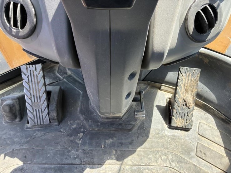 2021-deere-624l-image-19