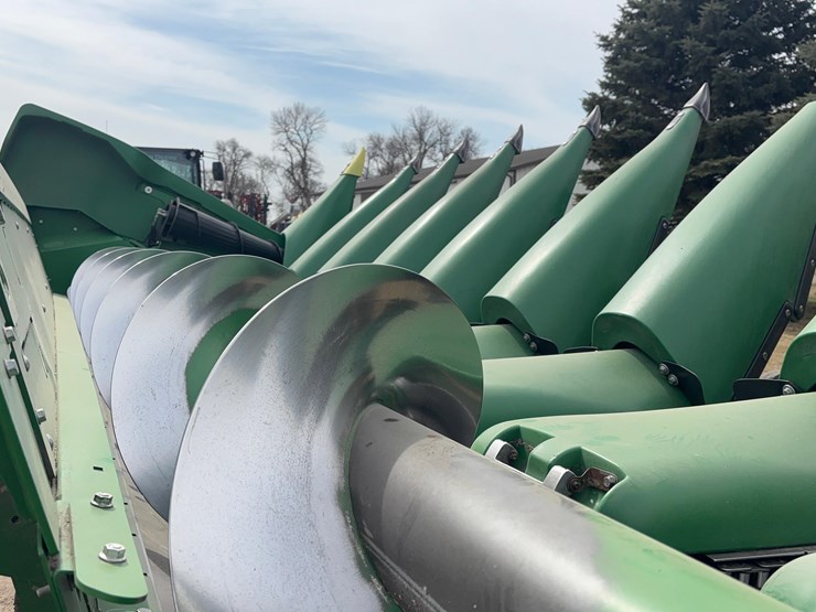 2023-john-deere-c18r-image-12