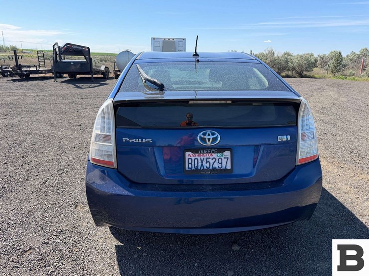 2011-toyota-prius-hatchback-image-4