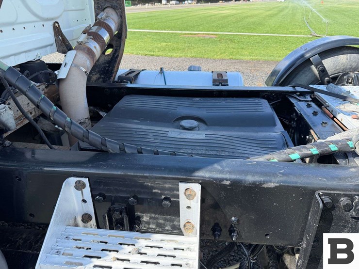 2012-freightliner-cascadia-125-image-16